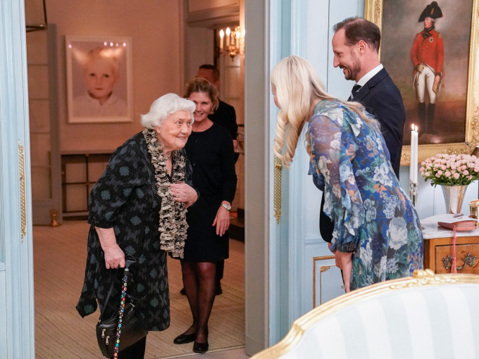 Kronprins Haakon og Kronprinsesse Mette-Marit ønsker 91 år gamle Berit Oliva Kvalvik velkommen til gjestebud på Skaugum. Foto: Stian Lysberg Solum / NTB